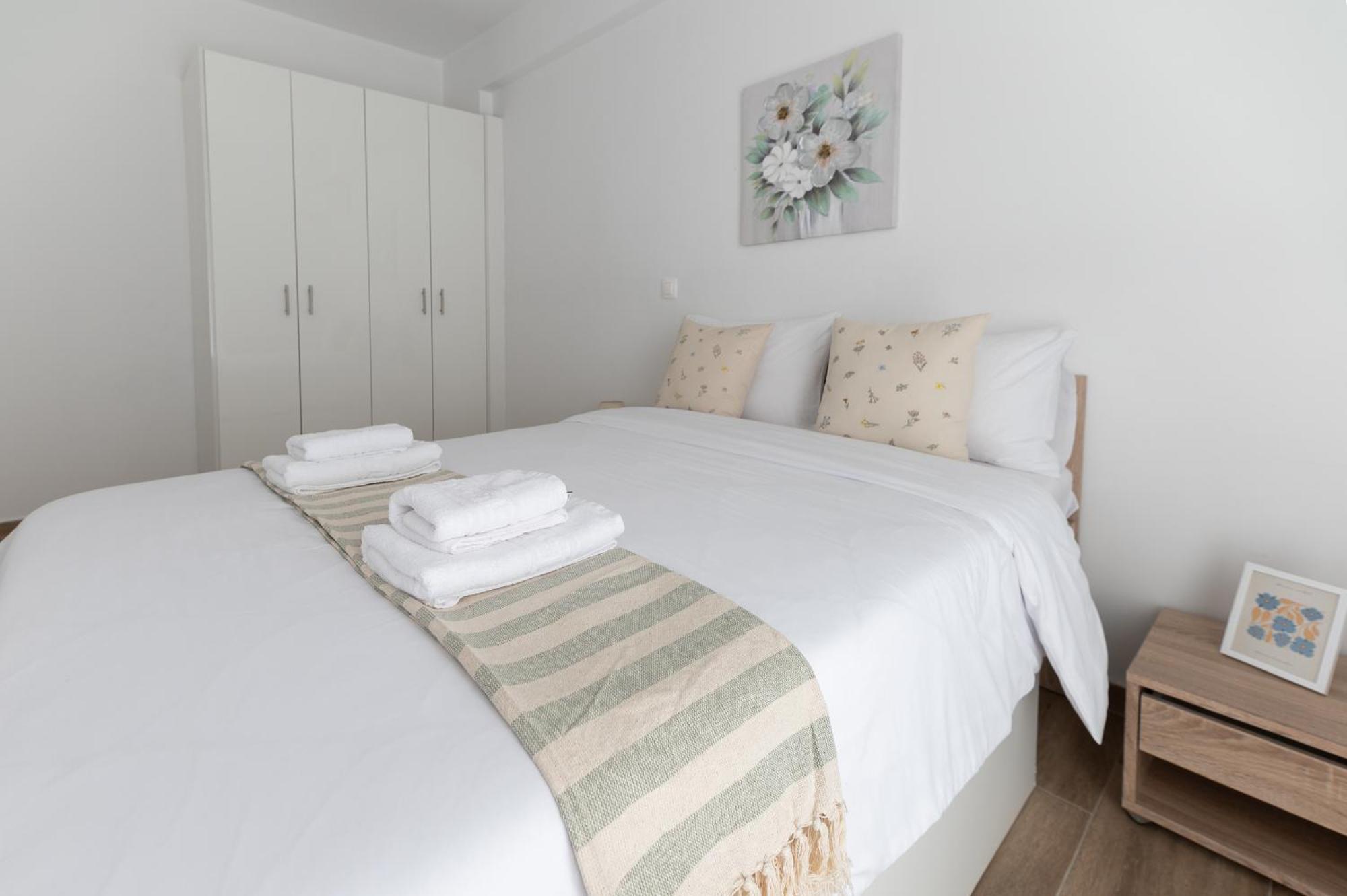 Stylish Spacious Apartment In Palaio Faliro Athens Exterior photo